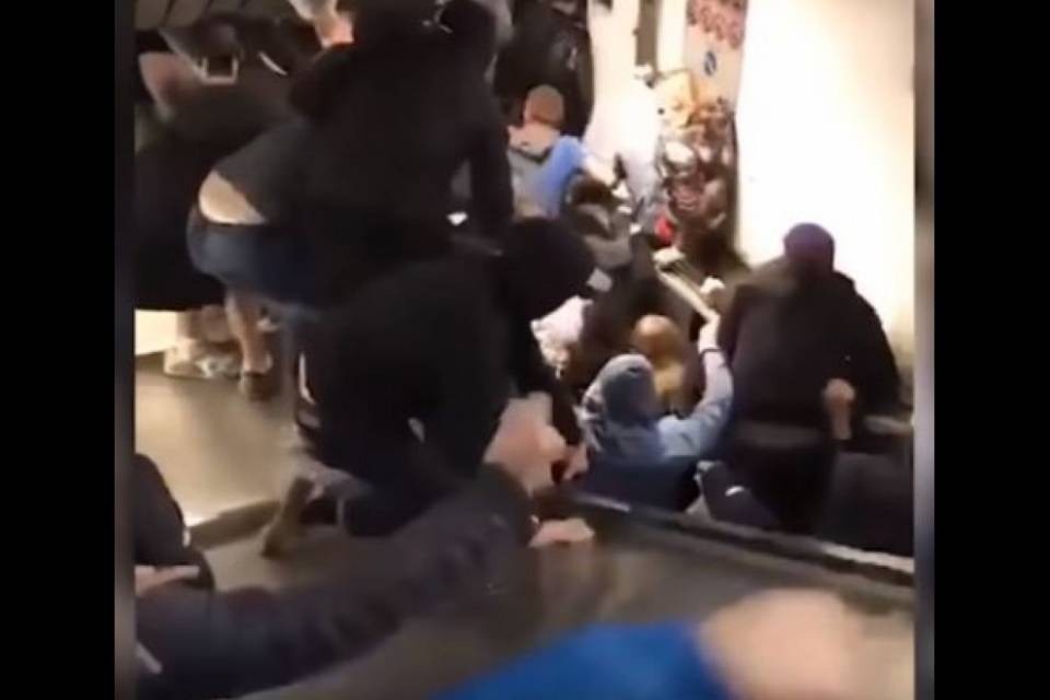 Roma, cede la scala mobile nella metro: feriti i tifosi russi