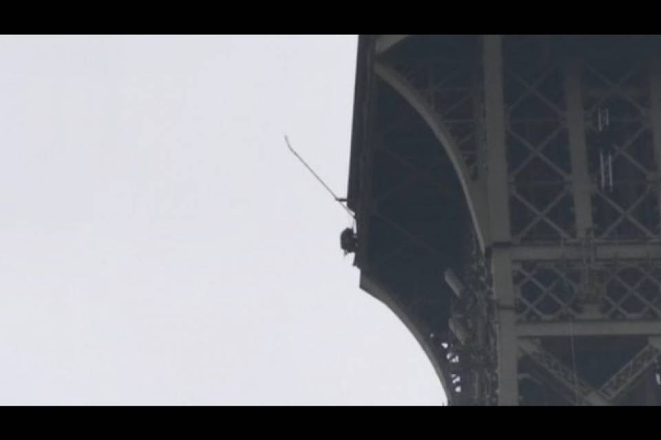 Afferrato dai soccorritori l'uomo che ha scalato la torre Eiffel