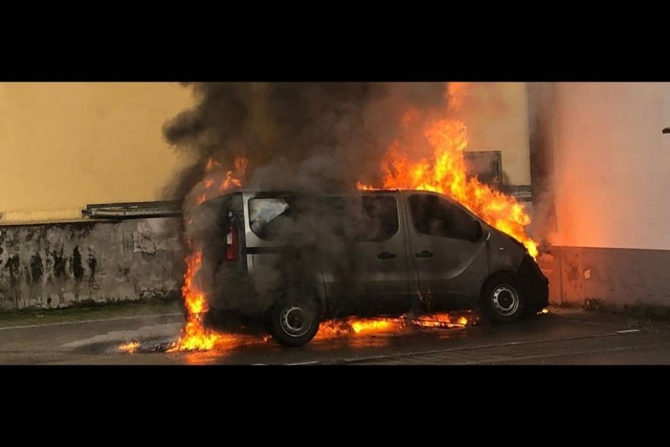 Furgone distrutto dalle fiamme in un piazzale a Viganello