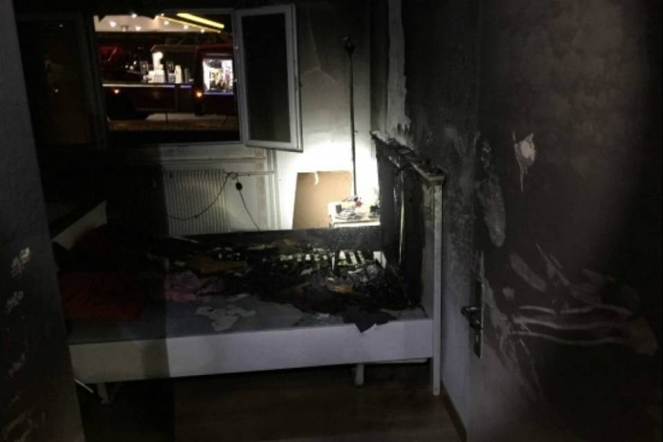 Una candela vicino al letto, scoppia l'incendio