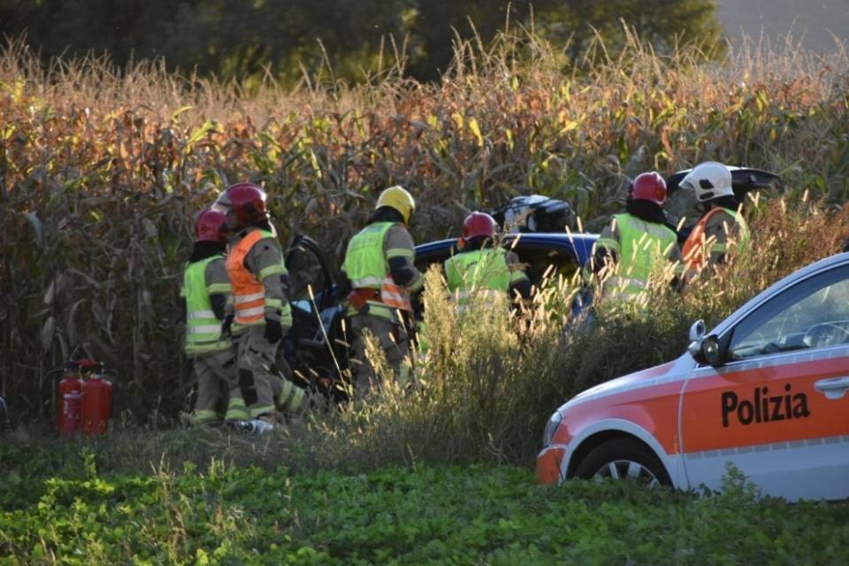 Frontale a Sant'Antonino: ferito intrappolato nelle lamiere