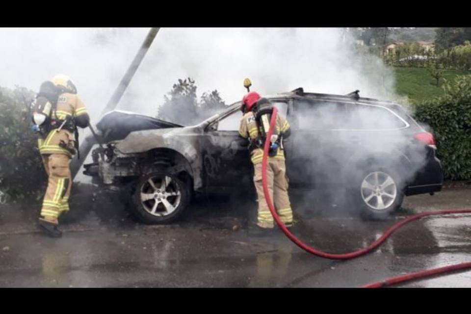Cureglia, si incendia il veicolo e finisce contro un palo