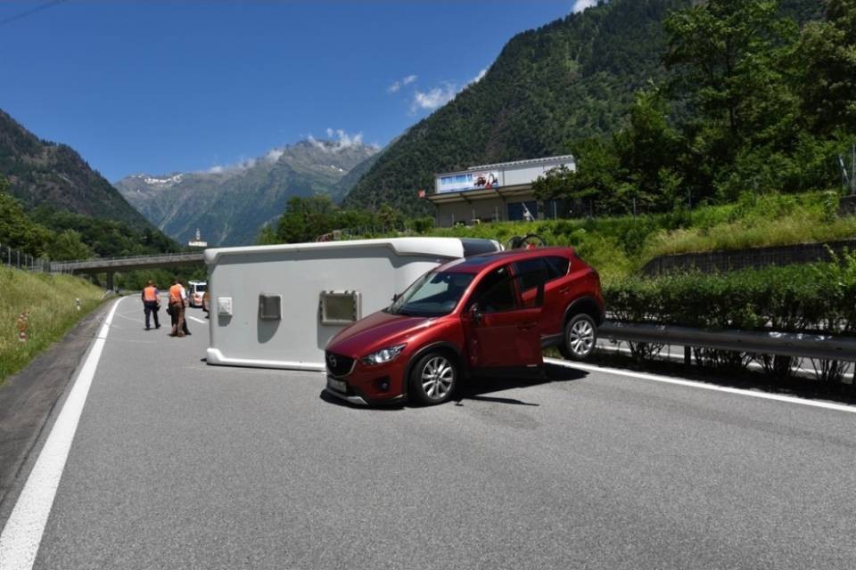 68enne causa un incidente con la sua roulotte