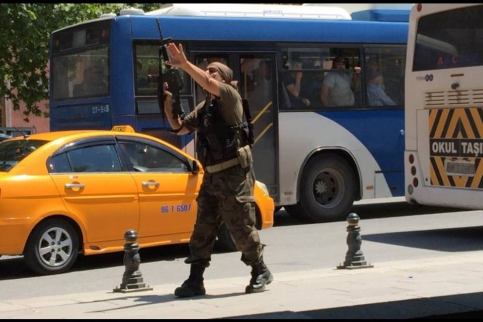 Spari davanti al Tribunale di Ankara