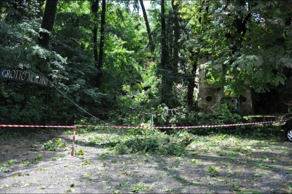 Caduta di piante a Pazzallo, distrutta una veranda