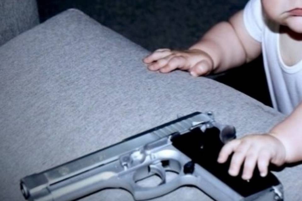 Bimbo di 4 anni spara e uccide per sbaglio la sorellina di 6