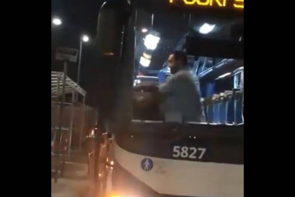 Prende a calci un ragazzo nero per farlo scendere dal bus