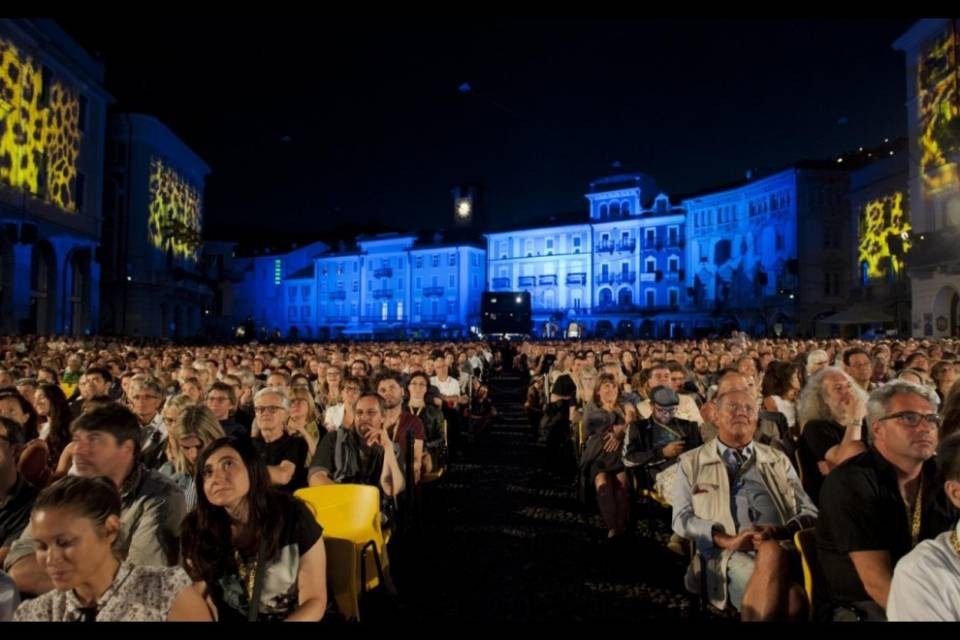 Un drone illegale sopra Piazza Grande