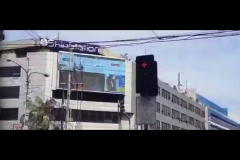 Video porno sul maxischermo, traffico in tilt...