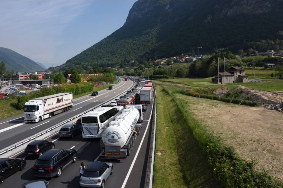 Ascensione: 10 km di coda a nord del Gottardo