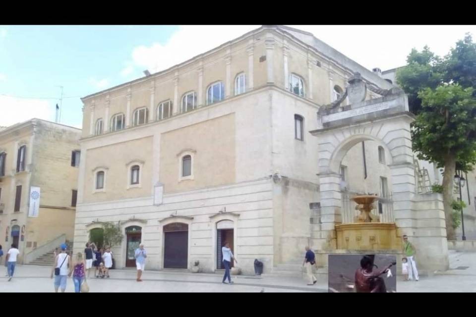 Si spoglia per fare il bagno in fontana: "Ma non riusciamo ad espellerlo"