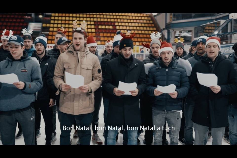 "Bon Natal a tüch!"