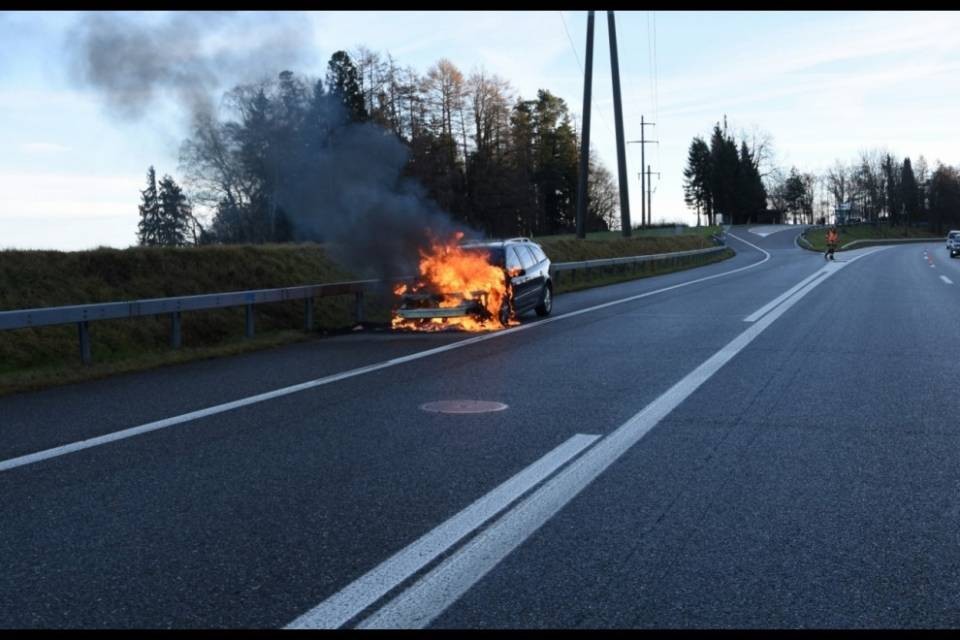 Auto in fiamme, tutti dietro al guardrail