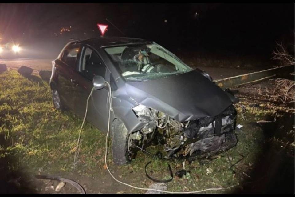 Ubriaco, ruba un'auto e si schianta