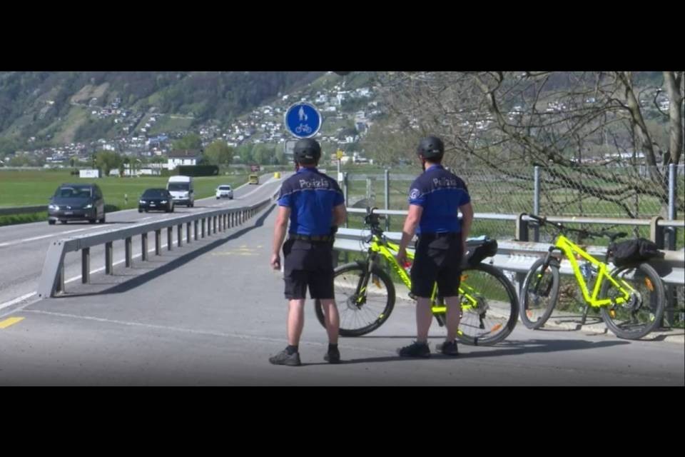 La polizia pattuglia le valli anche a piedi e in bici