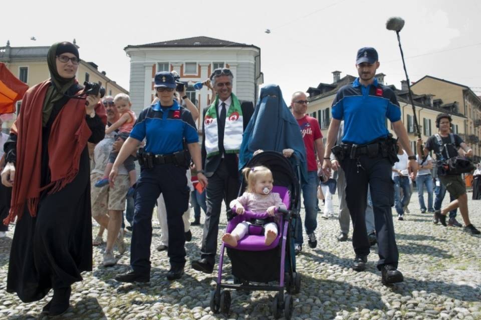 Ora anche la figlioletta di Nora Illi indossa il velo