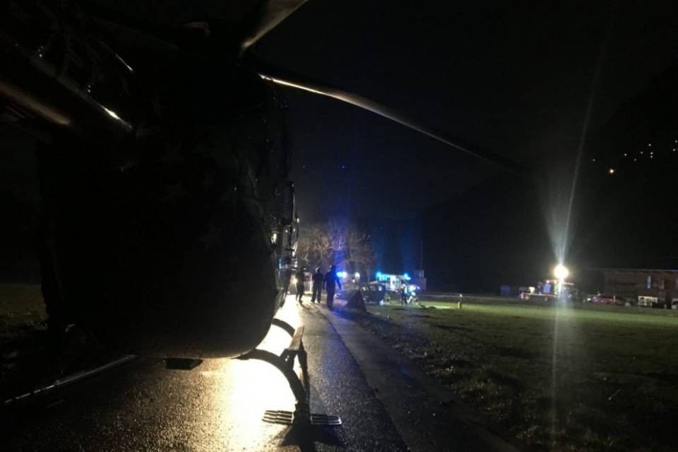 Auto esce di strada, ferite gravemente 5 giovani donne
