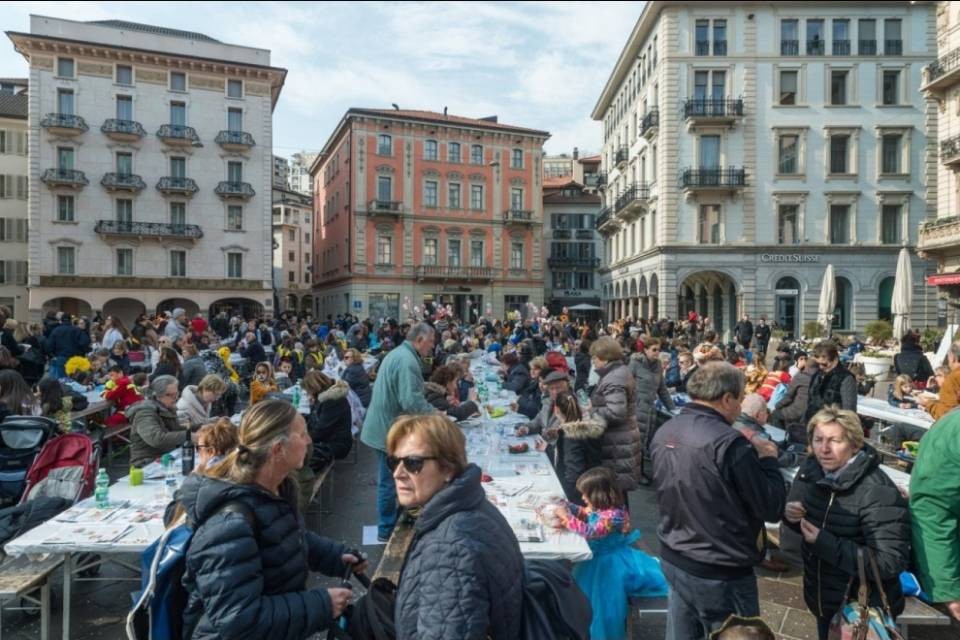 La risottata porta migliaia di persone in Piazza Riforma