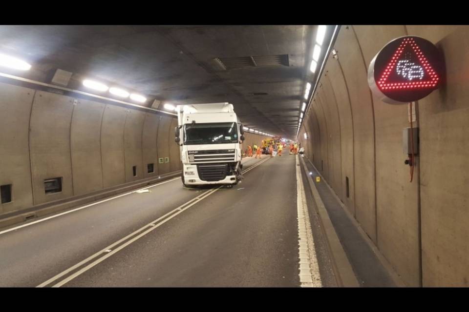 Frontale auto-camion, riaperto il tunnel del San Gottardo