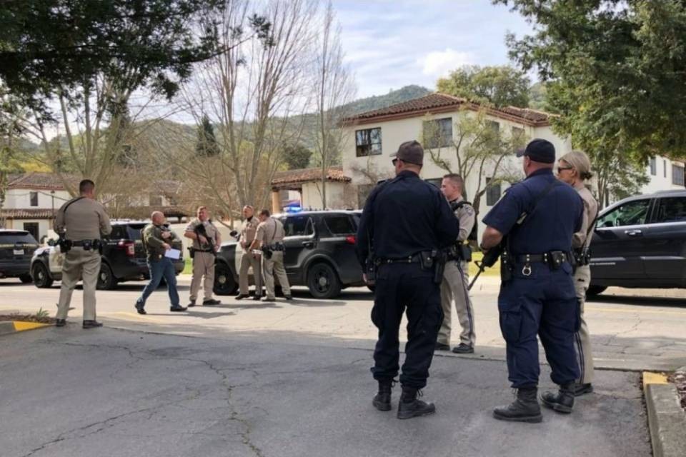 Uomo armato in ospizio reduci California, 3 ostaggi