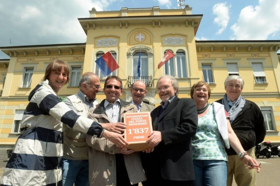 1'842 firme per Piazza del Ponte