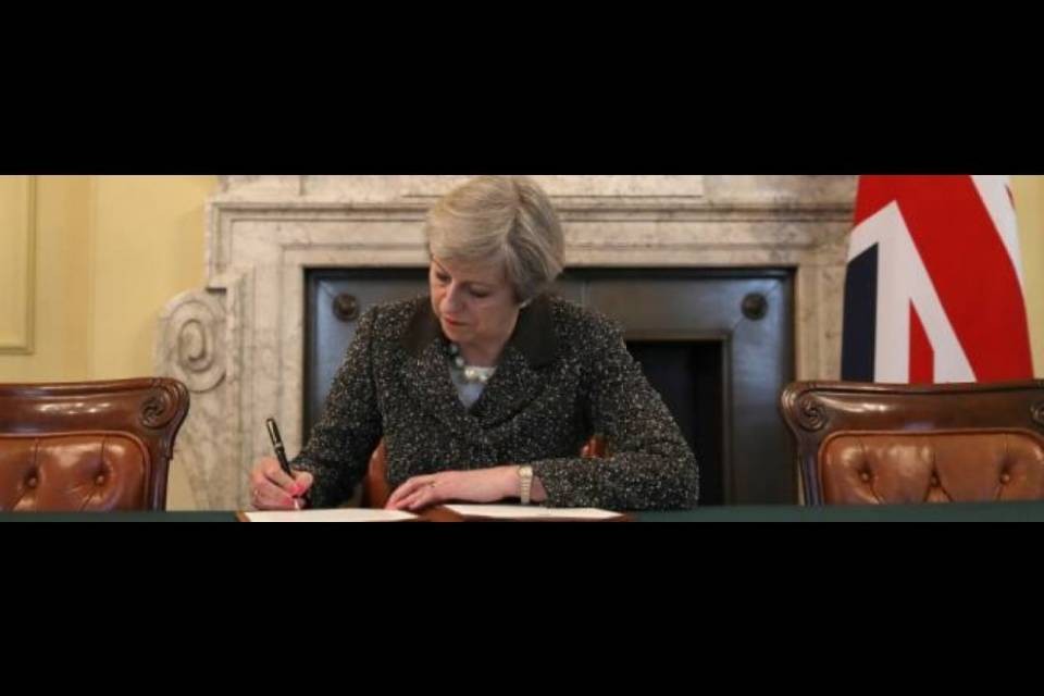 Brexit, May ha firmato