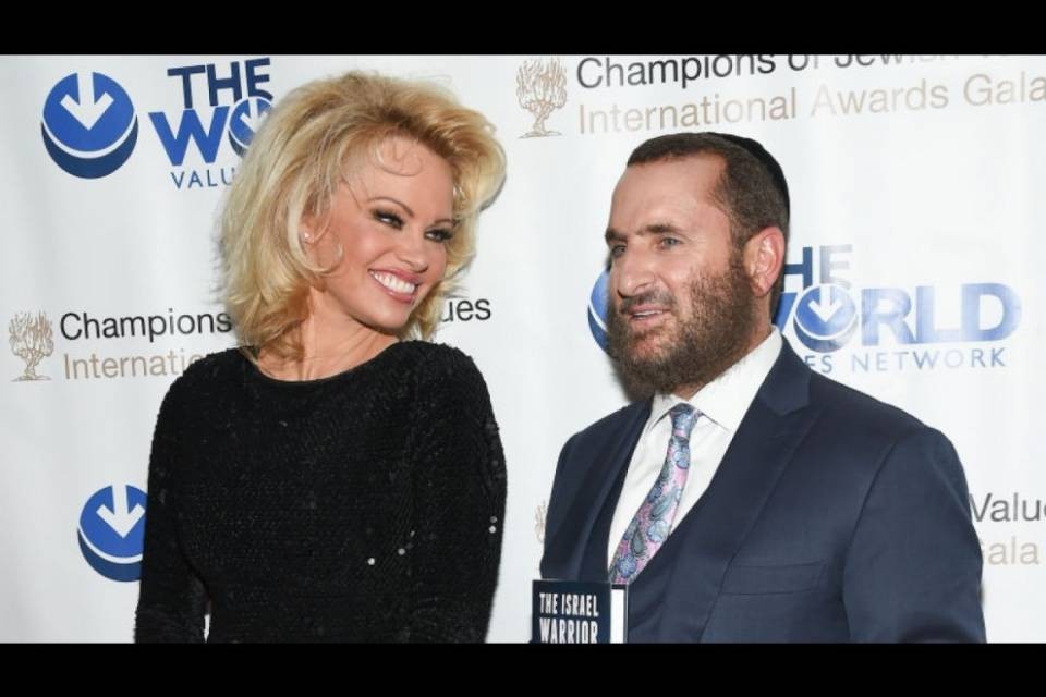 "Il porno è per sfigati", parola di Pamela Anderson