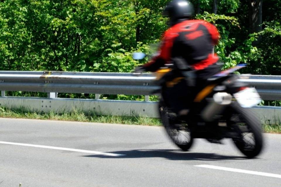 Motociclista sfreccia a 196 km/h su limite di 80