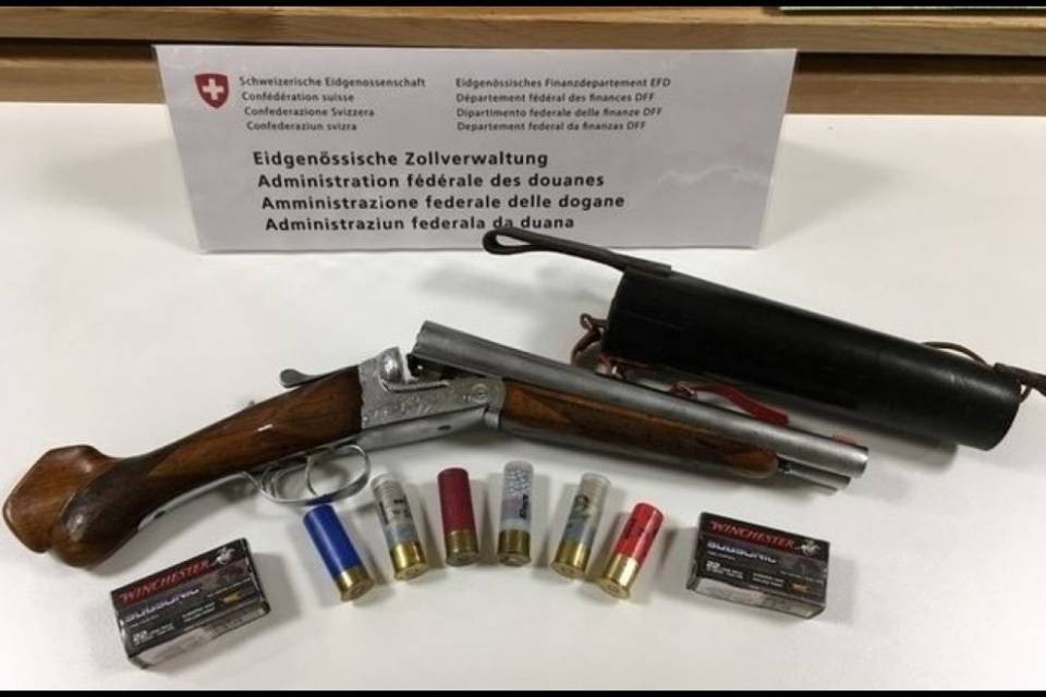 Tenta di entrare in Svizzera con una lupara, arrestato