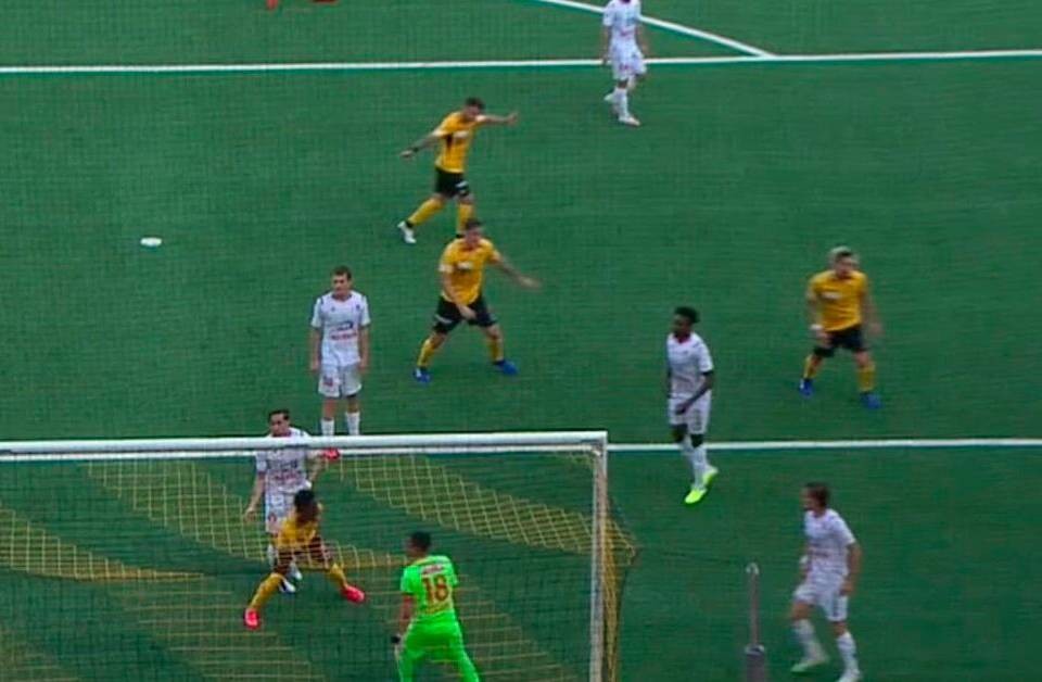 La palla toccata da Martins finisce in fondo al sacco per il 2-1 dello Young Boys al 90’.