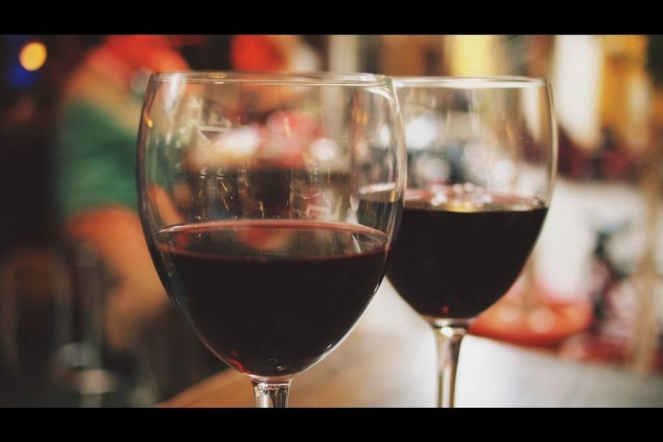 Il vino rosso non fa bene. Lo studio inglese