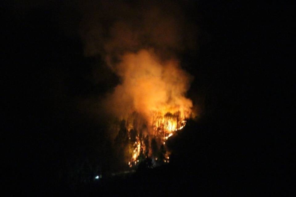In fiamme anche i boschi sui Monti Motti
