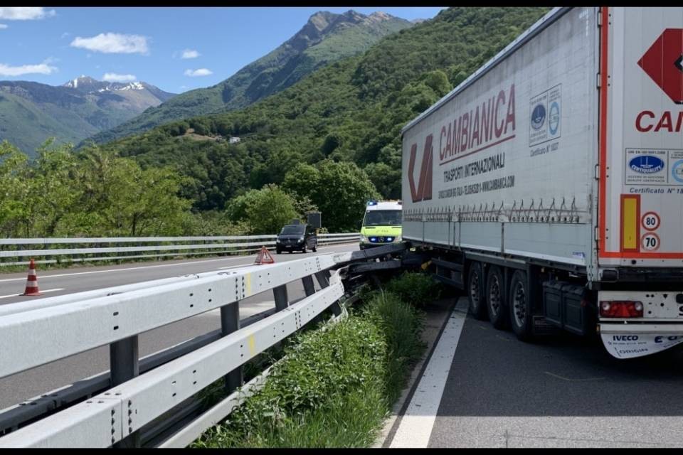 Robasacco, camion sbatte contro il guidovia sull'A2