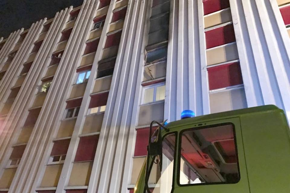 "Prima dell'incendio, gettavano mobili dalla finestra"