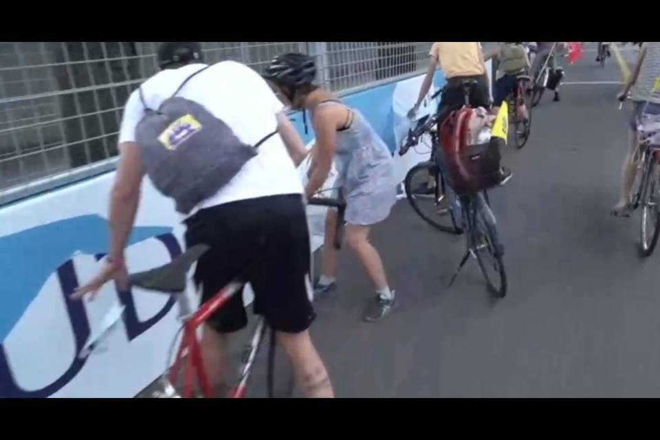 Dimostranti vandalizzano il tracciato di Formula E