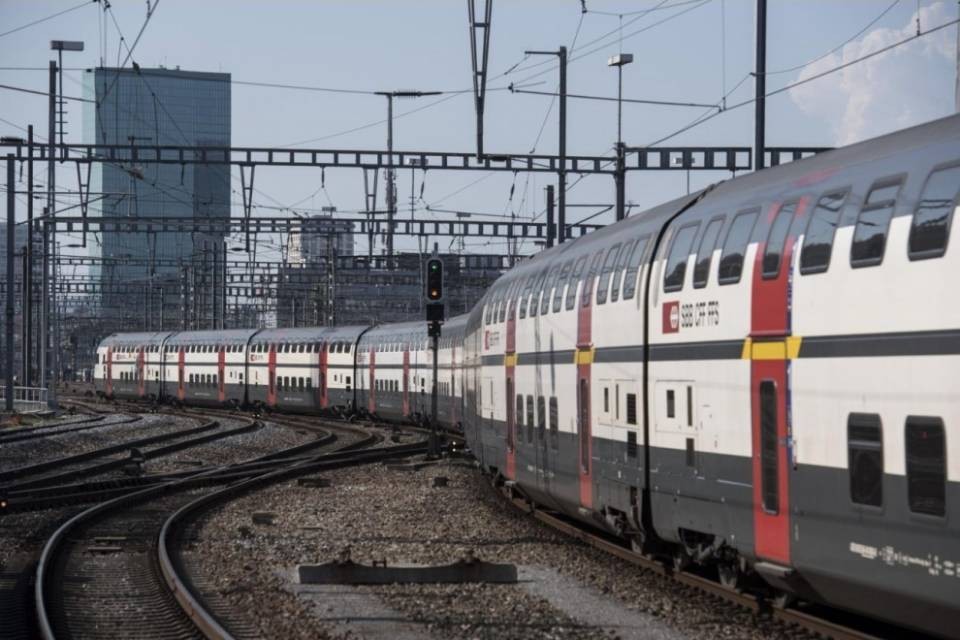FFS: problemi a linea aeroporto Zurigo, deviazioni e ritardi