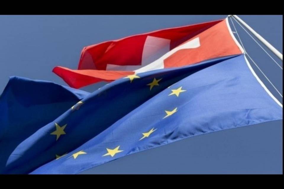 Dossier Svizzera-UE resta nelle mani del commissario Hahn