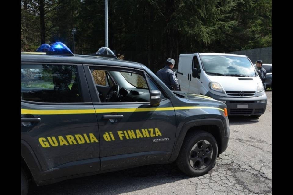Presunta maxi-evasione a due passi dal confine