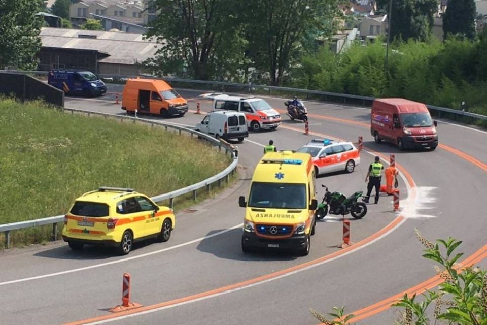 Auto e moto si scontrano all'entrata di Lugano Sud