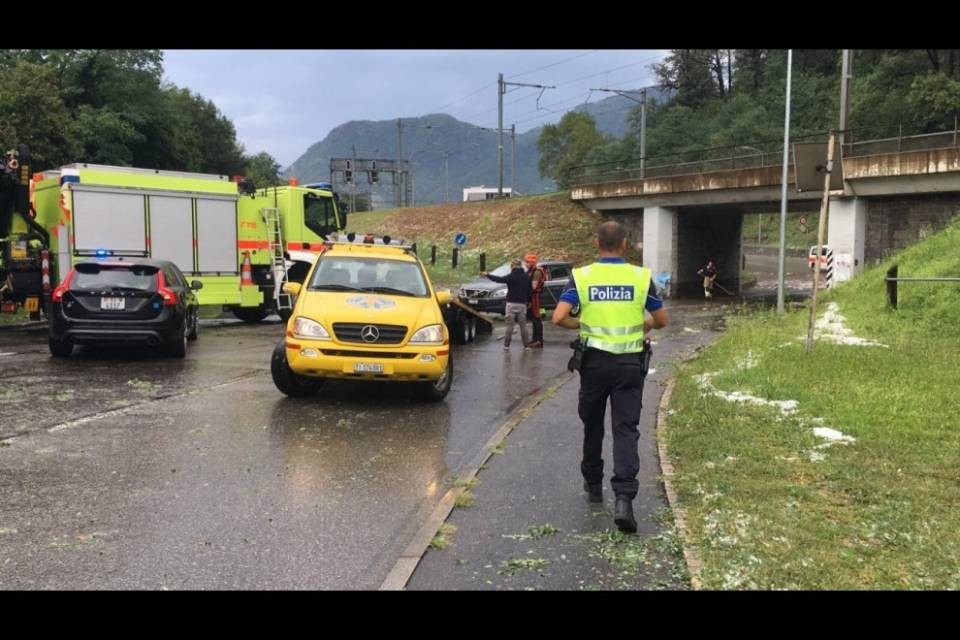 Auto bloccata dall'acqua in un sottopassaggio a Lamone