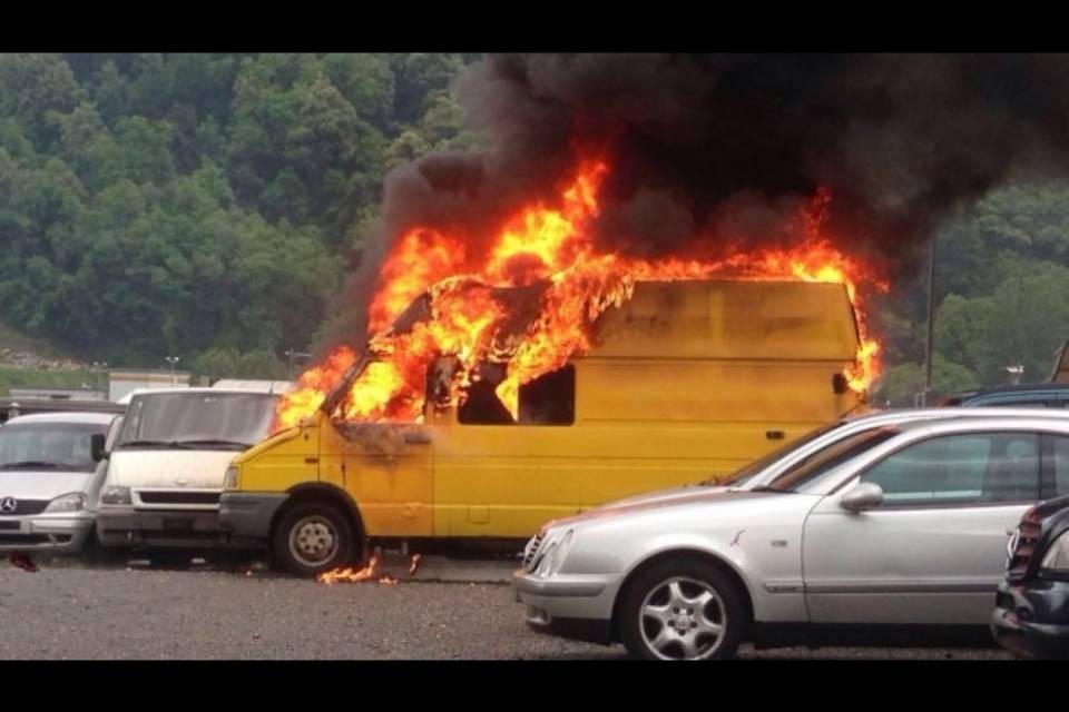 Pazzallo, furgone divorato dalle fiamme