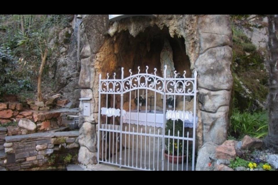 Statue della Madonna e di Bernardette di nuovo nella Grotta di Melide