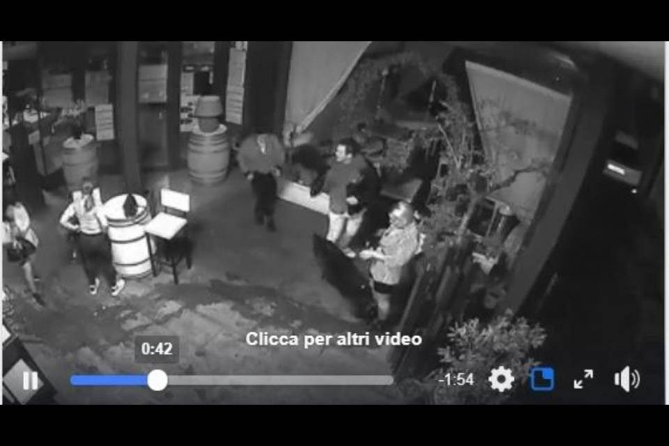 "Ragazzini senza rispetto mi rovinano il locale"