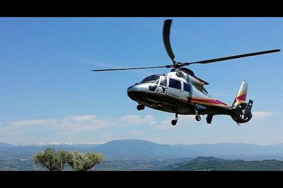 Schianto di un elicottero sopra Attinghausen, morto il pilota