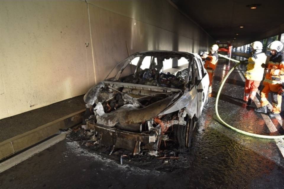 Auto divorata dalle fiamme a Mesocco