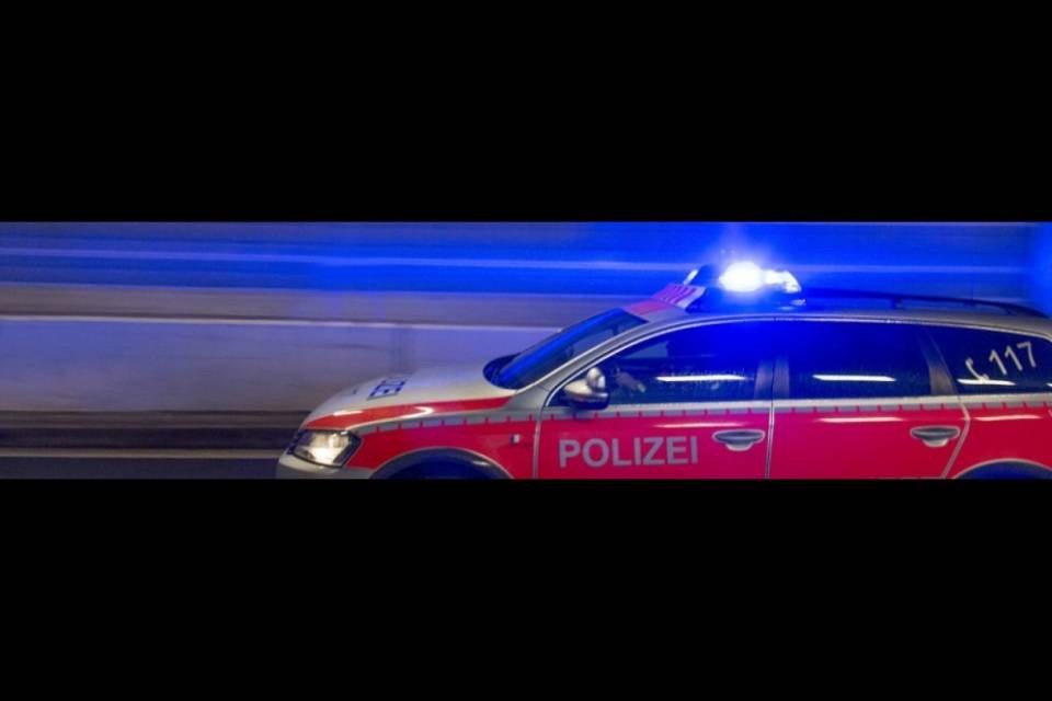 Uomo precipita da una finestra e muore