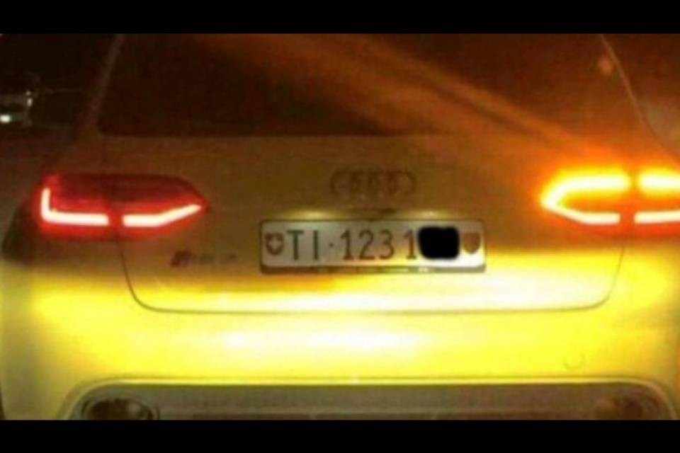 Bruciata l'Audi gialla ticinese