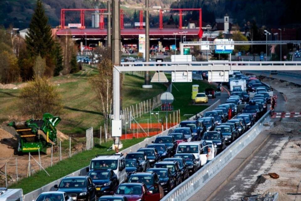 Già partito il controesodo: 7 km di coda al San Gottardo