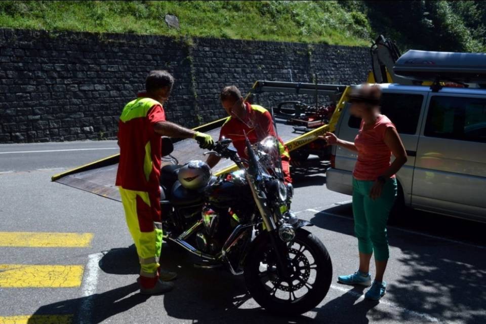 Automobile taglia la strada a un centauro
