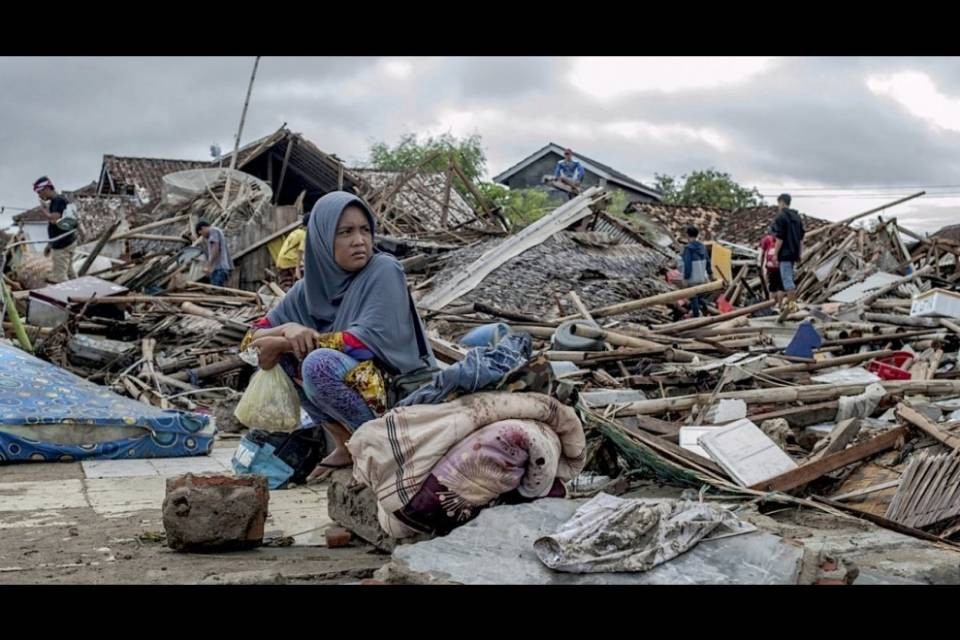 Indonesia, il bilancio dei morti sale a oltre 370